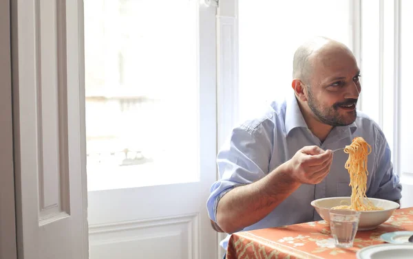 男は家でパスタを食べる — ストック写真