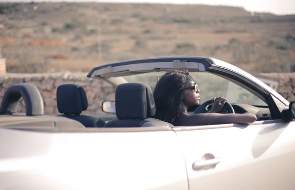 Jong Zwart Vrouw Achter Het Stuur Van Een Cabriolet Auto — Stockfoto