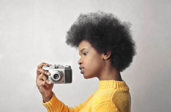 Νεαρή Μαύρη Γυναίκα Κρατά Μια Vintage Κάμερα — Φωτογραφία Αρχείου