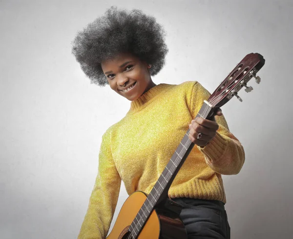 Jovem Mulher Toca Guitarra — Fotografia de Stock