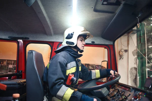 Feuerwehrmann Fährt Mit Seinem Lkw — Stockfoto