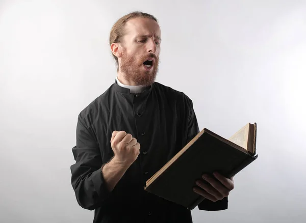 Porträtt Ung Präst När Han Reciterar Bibelverser — Stockfoto