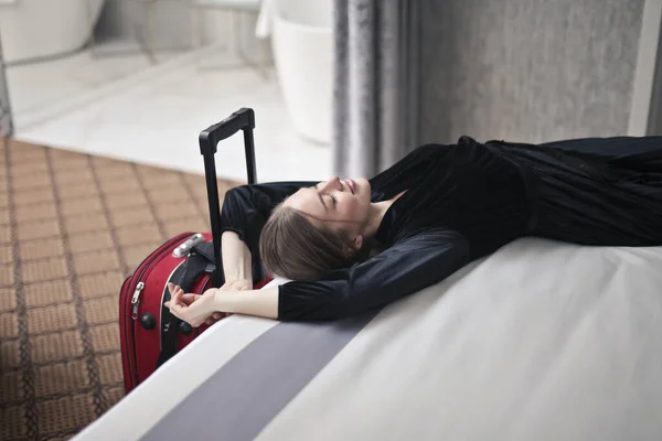 Genç Bir Kadın Bir Otelde Yatakta Yatıyor — Stok fotoğraf