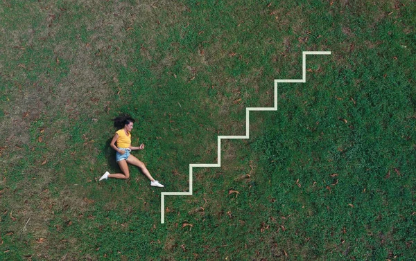 Mulher Deitada Prado Finge Correr Uma Escada Desenhada — Fotografia de Stock