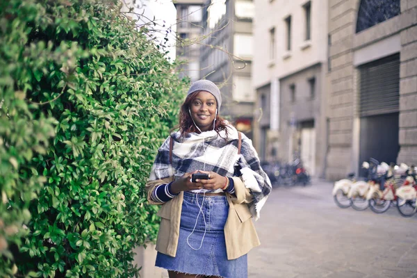 Junge Schwarze Frau Auf Der Straße — Stockfoto