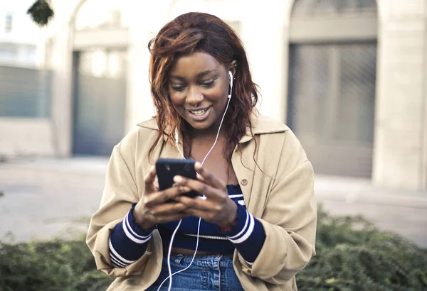 Νεαρή Μαύρη Γυναίκα Στο Δρόμο Ένα Smartphone — Φωτογραφία Αρχείου