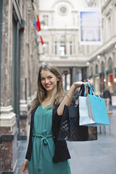 Ung Kvinna Med Shoppingväskor Staden — Stockfoto
