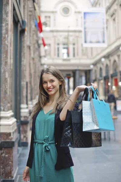 Jeune Femme Avec Des Sacs Provisions Dans Ville — Photo