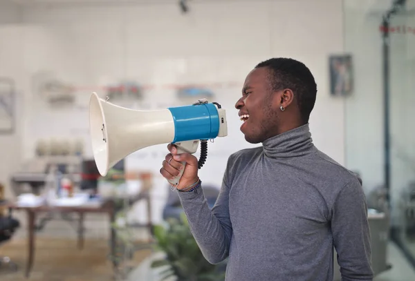 Fiatalember Kiabál Egy Hangosbeszélővel Irodában — Stock Fotó