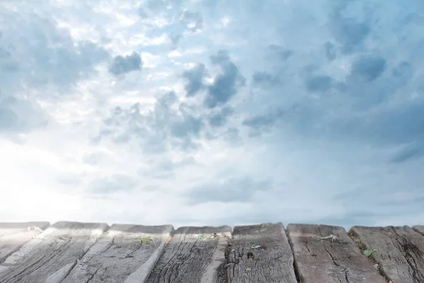 Leere Holztischplatte Und Verschwommener Himmel — Stockfoto