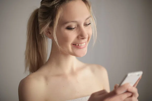 Retrato Mulher Jovem Com Smartphone — Fotografia de Stock