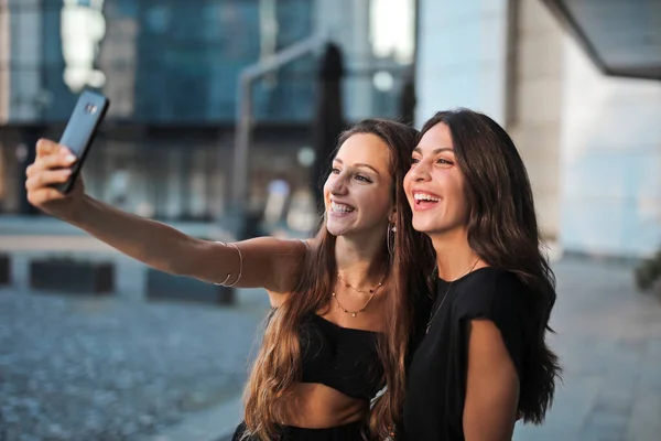 Portretul Două Fete Tinere Timp Fac Selfie — Fotografie, imagine de stoc