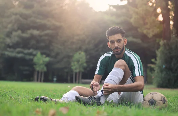 Footballeur Attacher Ses Chaussures Dans Parc — Photo