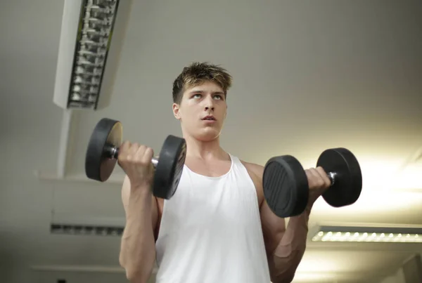 Joven Gimnasio — Foto de Stock