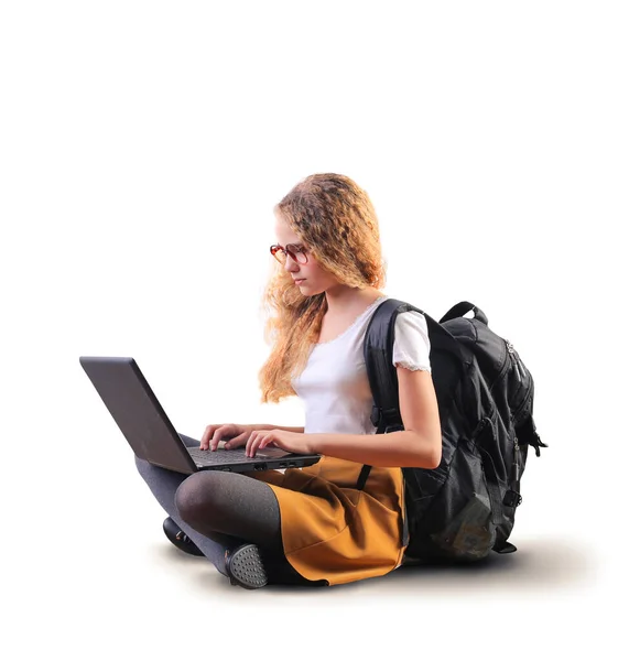 一个带着笔记本电脑 背景为白色的小女孩 — 图库照片