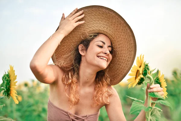 Junge Frau Einem Sonnenblumenfeld — Stockfoto