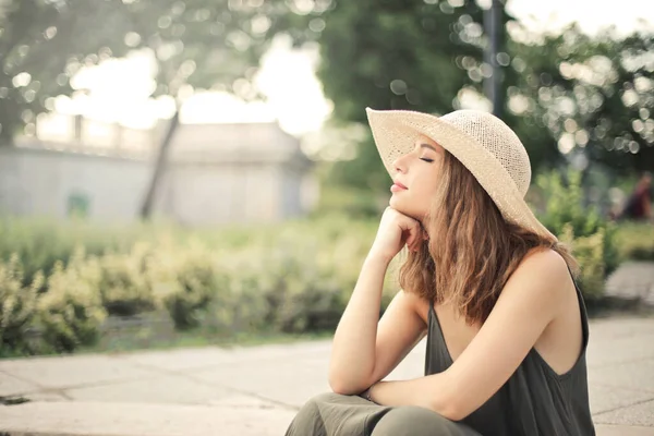 güzel bir genç kadın sokak