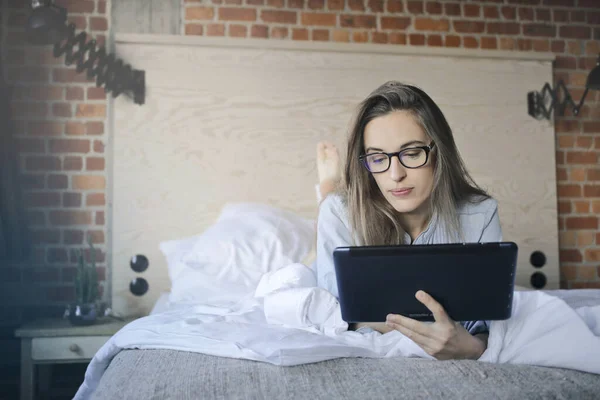 Young Woman Lying Bed Uses Tablet — Stock Photo, Image