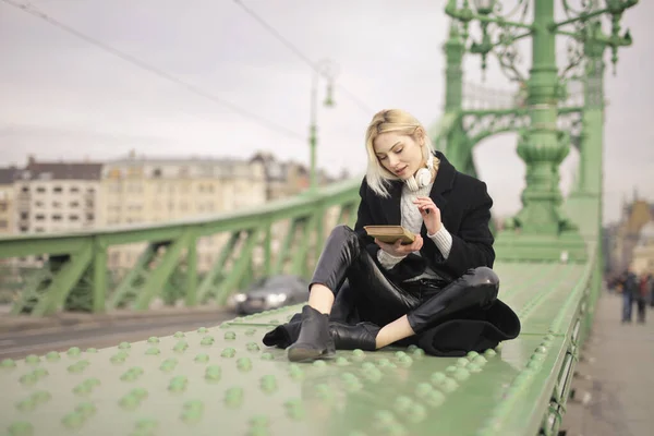 Jovem Mulher Sentada Uma Ponte Mais Barato Com Livro Sua — Fotografia de Stock