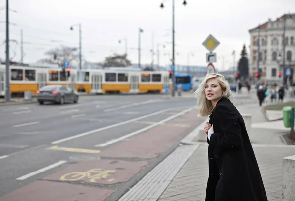 Ritratto Una Giovane Donna Cappotto Nero Strada — Foto Stock