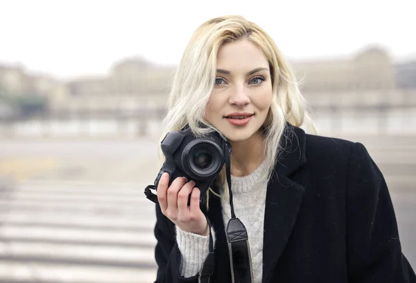 Portret Van Jonge Vrouw Met Digitale Camera — Stockfoto