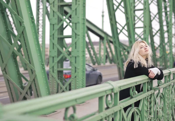 Sokakta siyah ceketli genç bir kadının portresi.