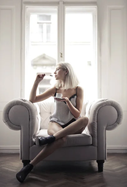 Mooie Vrouw Zitten Een Fauteuil Drinkt Een Koffie — Stockfoto