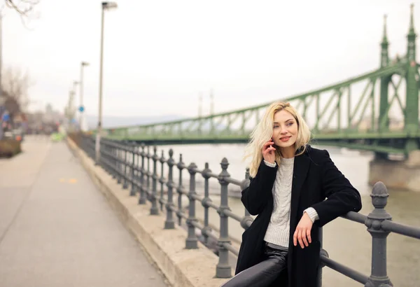 Jong Mooi Vrouw Praten Telefoon Straat — Stockfoto