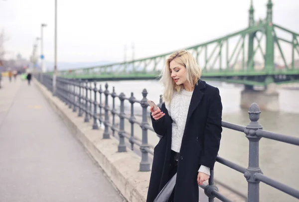 Portrait Jeune Femme Manteau Noir Dans Rue — Photo