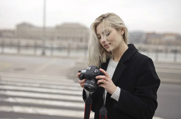 Jonge Vrouw Met Een Digitale Camera — Stockfoto