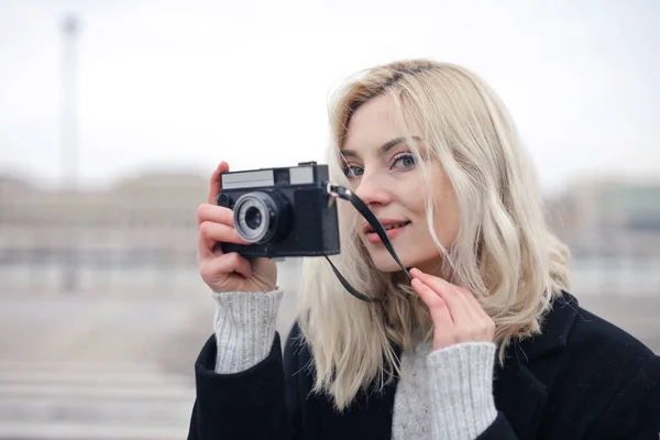 Klasik Fotoğraf Makinesi Olan Genç Bir Kadının Portresi — Stok fotoğraf