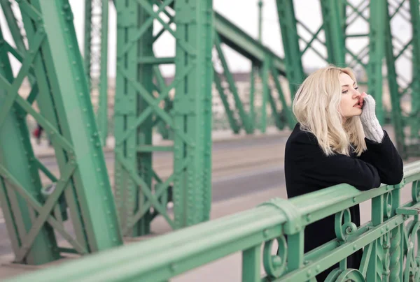 Köprüdeki genç bir kadının portresi