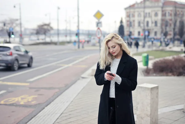 Jeune Femme Parle Écrit Avec Téléphone Dans Rue — Photo