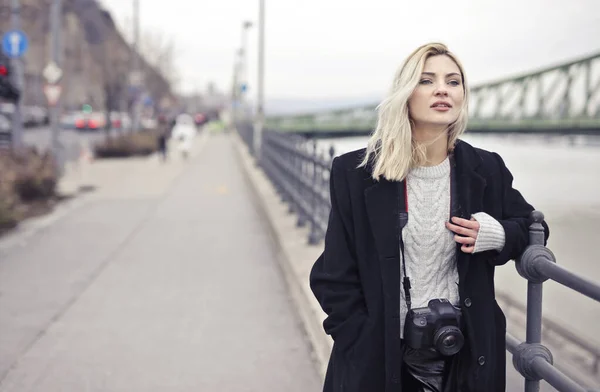 Portret Van Jonge Vrouw Een Brug Met Een Digitale Camera — Stockfoto