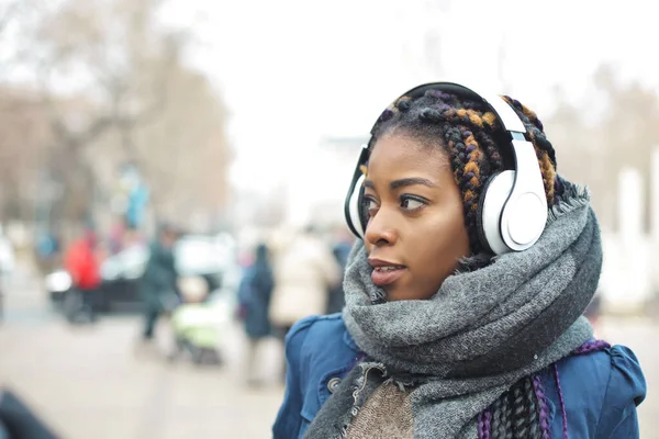 Jonge Vrouw Loopt Door Straat Luisteren Naar Muziek — Stockfoto