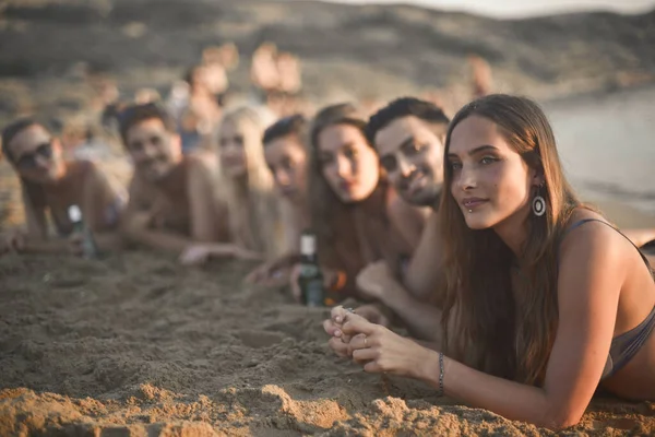 Grupa Młodych Ludzi Leżących Plaży — Zdjęcie stockowe