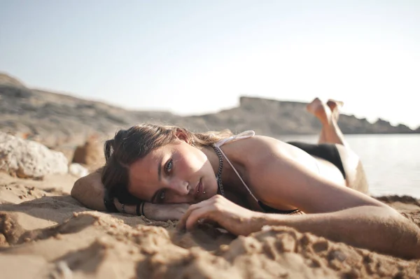 Ritratto Una Ragazza Sdraiata Una Spiaggia — Foto Stock