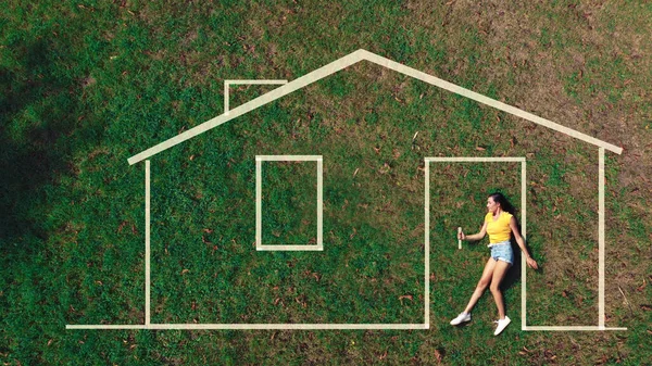 Foto Concettuale Ragazza Sdraiata Prato Con Una Casa Disegnata — Foto Stock