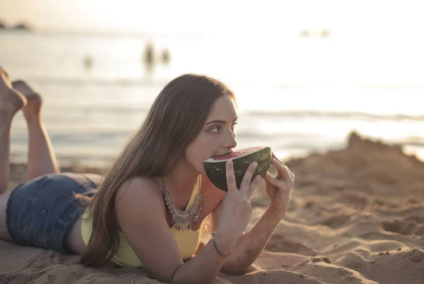 Młoda Kobieta Arbuza Plaży — Zdjęcie stockowe