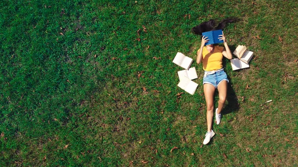 Jovem Deitado Prado Verde Livros — Fotografia de Stock