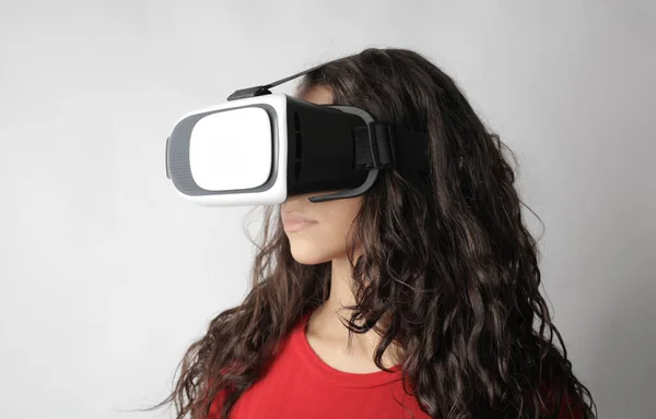 Giovane Donna Con Maschera Virtuale — Foto Stock