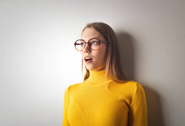 Young Woman Astonished Expression Leaning Wall — Photo