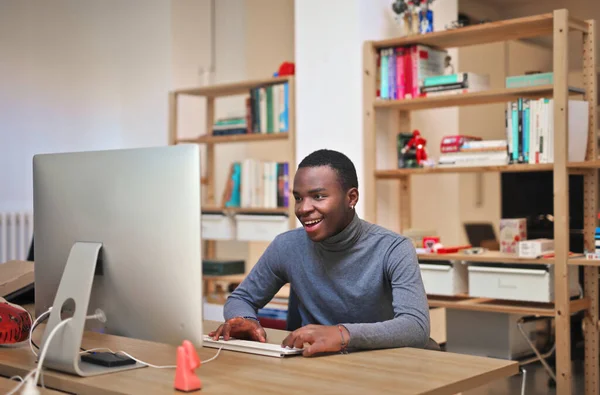 Portrait Jeune Homme Travaillant Sur Ordinateur Dans Bureau — Photo