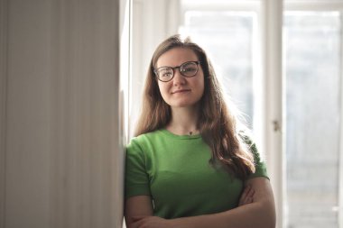 Gözlüklü genç bir kadının portresi