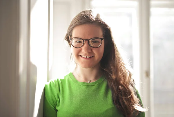 Portrait Jeune Femme Avec Des Lunettes — Photo