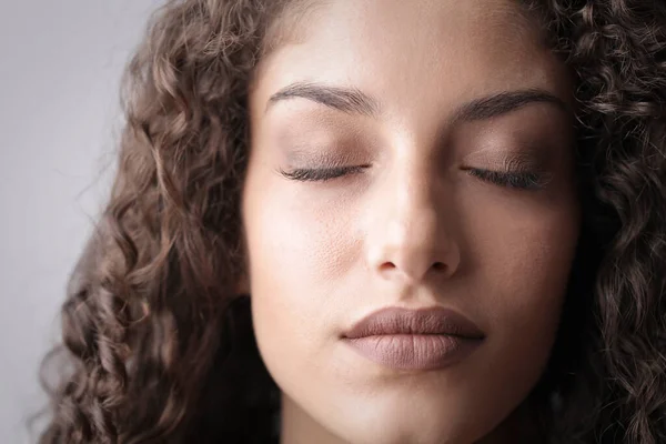 Retrato Cerca Mujer Con Los Ojos Cerrados — Foto de Stock