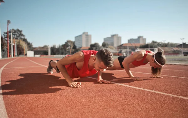 Twee Jonge Jongens Doen Push Ups Trainen Een Baan — Stockfoto