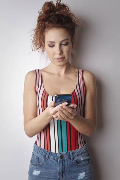 Portrait Young Woman While Using Smartphone — Stock Photo, Image