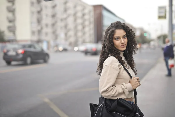 Mujer Joven Con Bolsa Gimnasio Calle —  Fotos de Stock