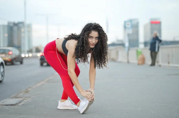 Jonge Vrouw Doet Stretching Straat — Stockfoto